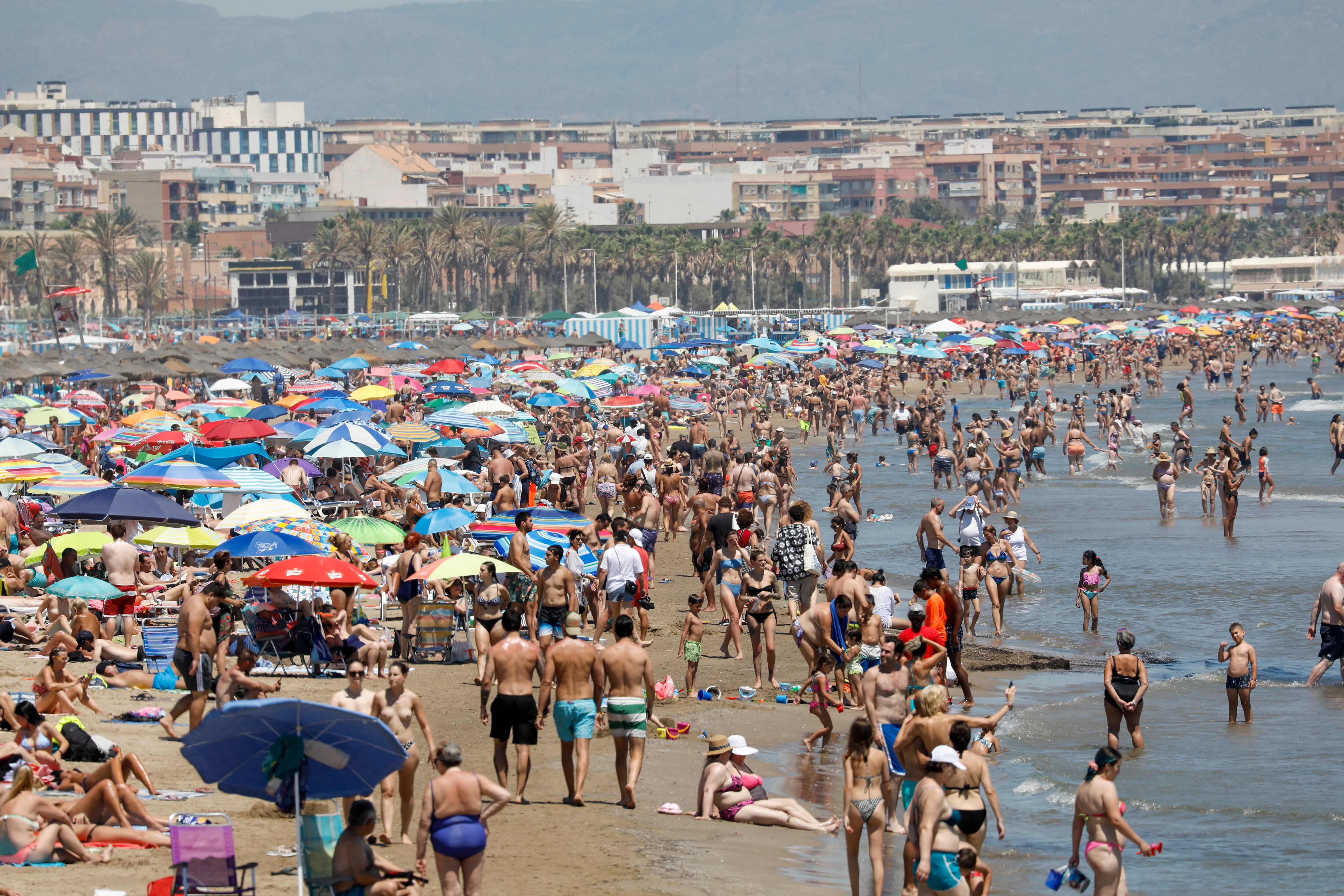 Cientos de personas se agolpan en la playa de la Malvarrosa de Valencia