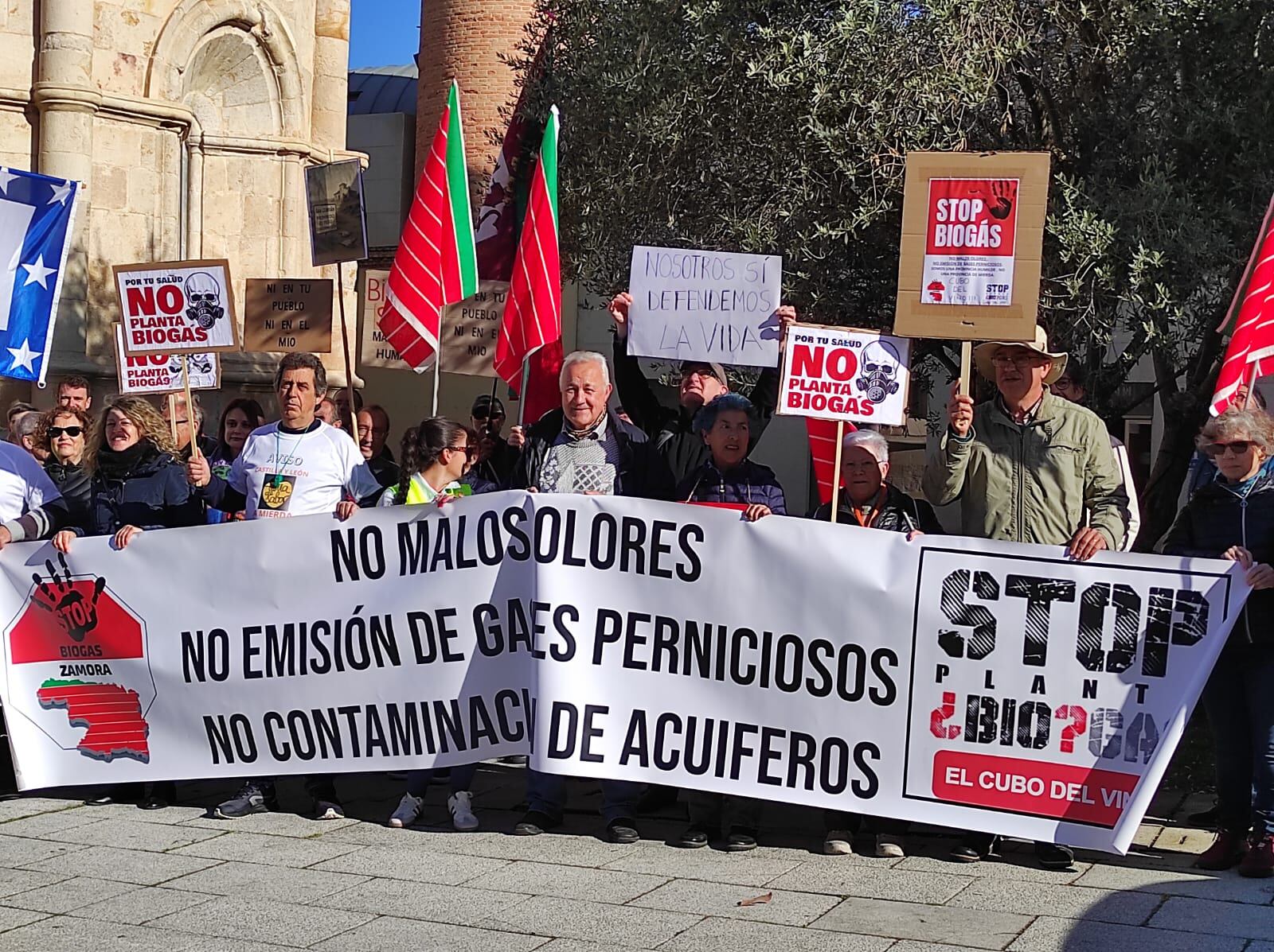 Concentración en el barrio de La Horta frente a las plantas de Biogás