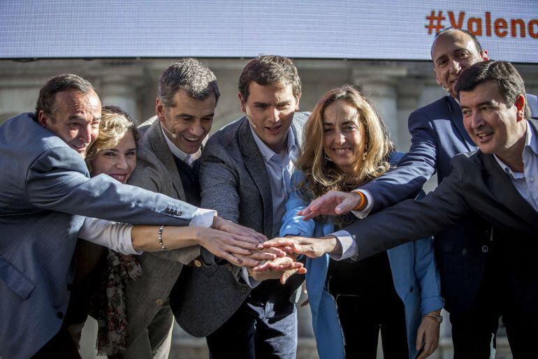  El candidato de Ciudadanos a la Presidencia del Gobierno, Albert Rivera (c), durante la clausura de un acto de precampaña junto a los candidatos de su partido al Congreso por Valencia Toni Cantó (3i) y Vicente Ten (2d), la portavoz de Ciudadanos en Les Corts, Carolina Punset (3i) y el portavoz en el ayuntamiento de Valencia, Fernando Giner (d). 