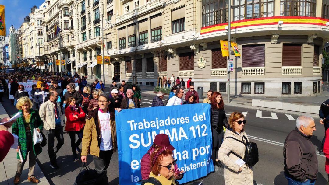 La marea blanca a su paso por la Gran Vía