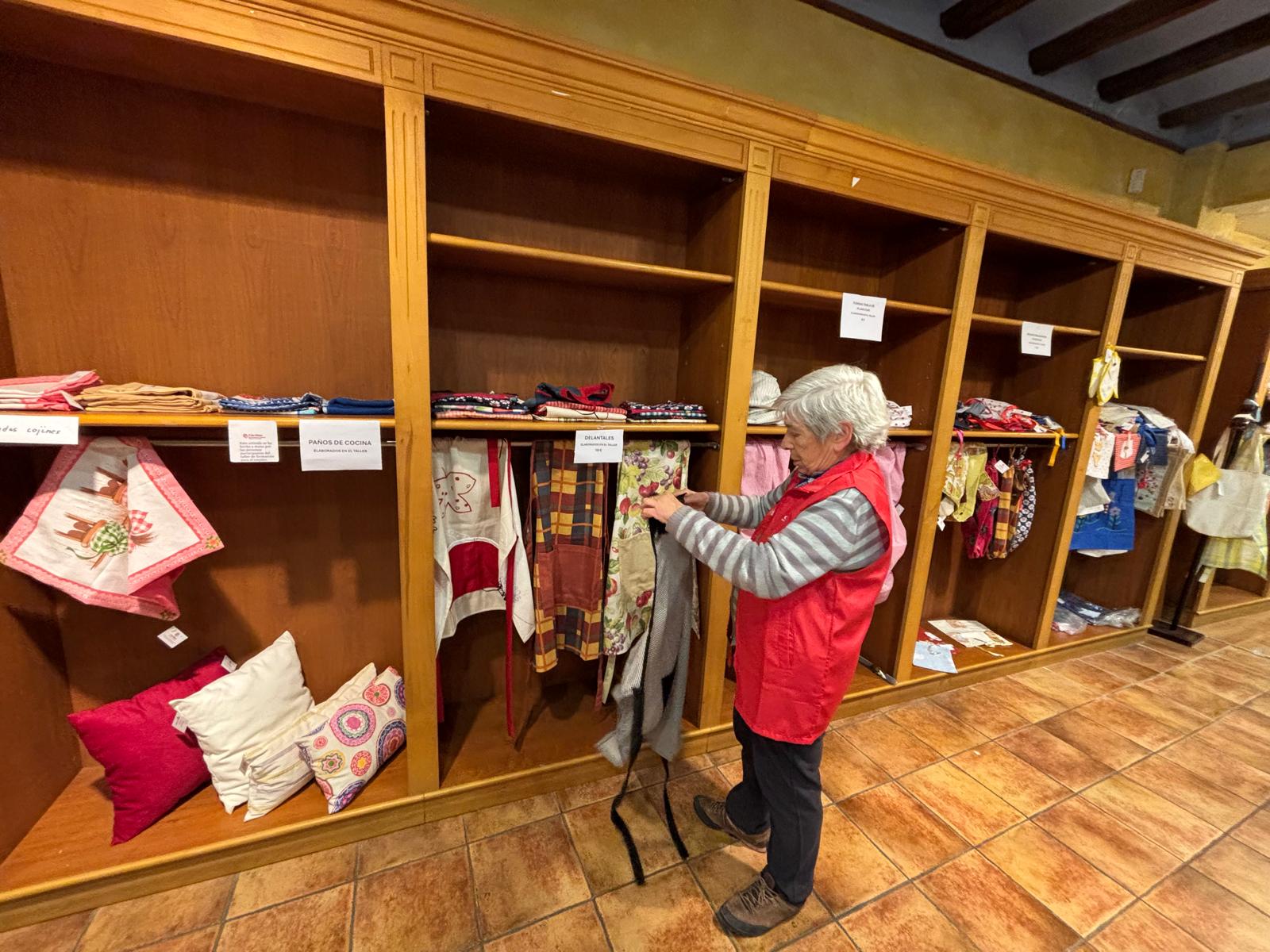 Productos textiles en el Rastrillo de solidaridad de Cáritas