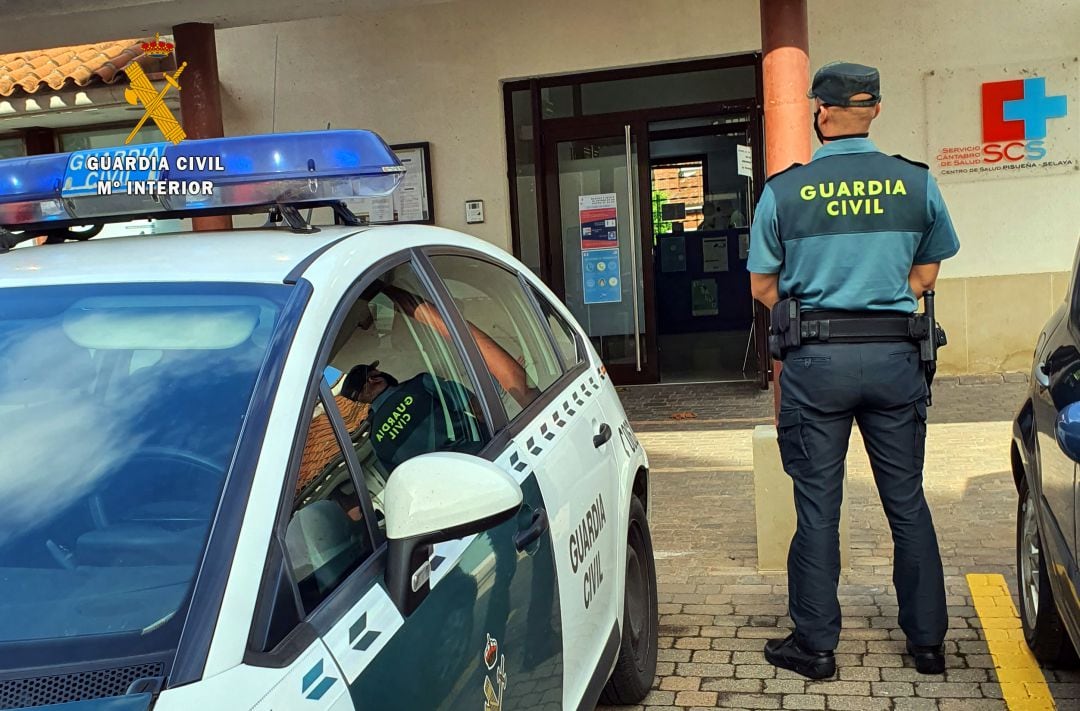 Guardia Civil en vigilancia del centro de salud de Selaya.