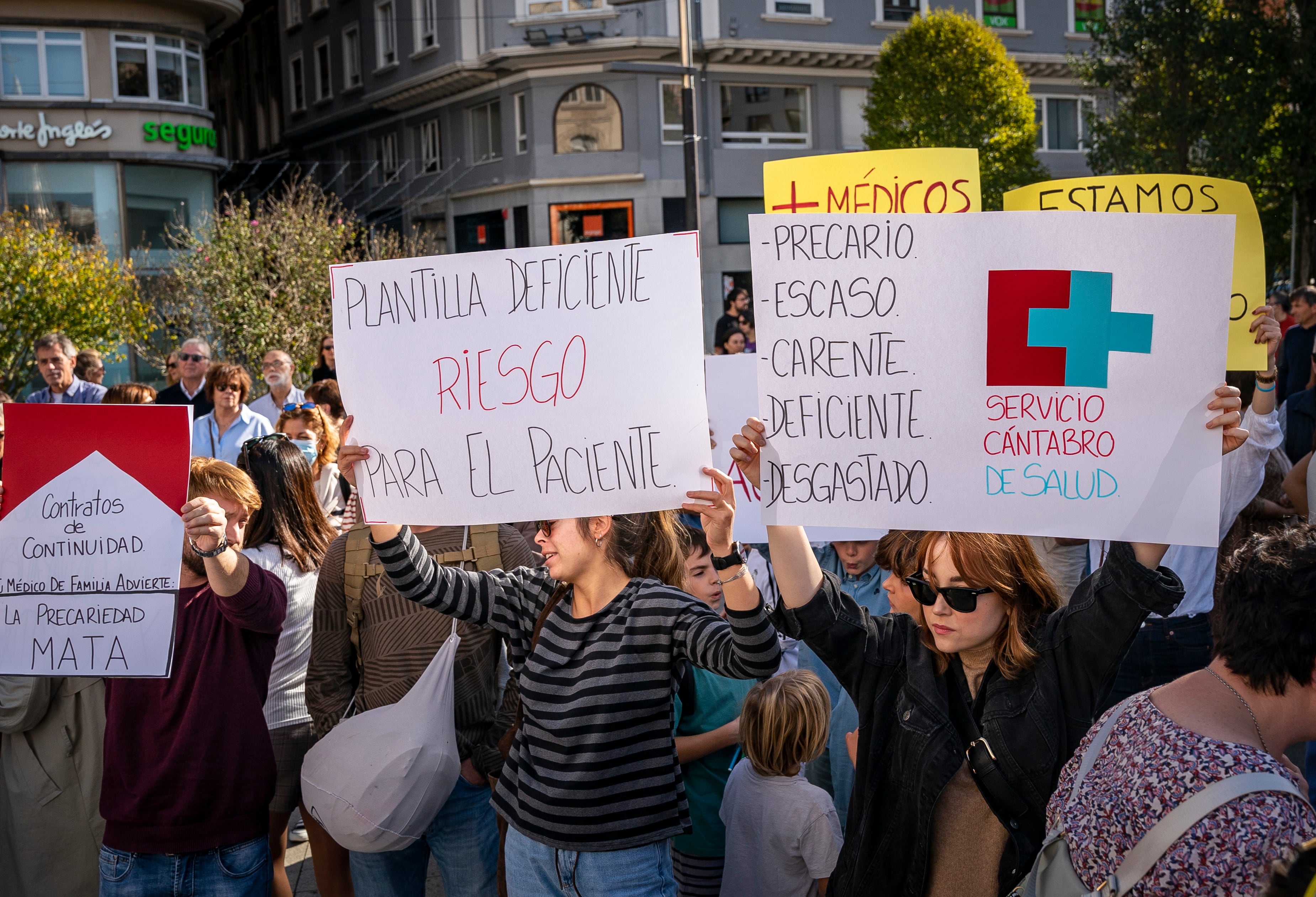Cientos de personas han llenado este domingo la Plaza del Ayuntamiento de Santander convocadas por el Sindicato Médico de Cantabria para exigir, junto a los profesionales, una Atención Primaria de calidad, sobre todo, unas agendas que permitan dedicar al menos diez minutos a cada paciente.