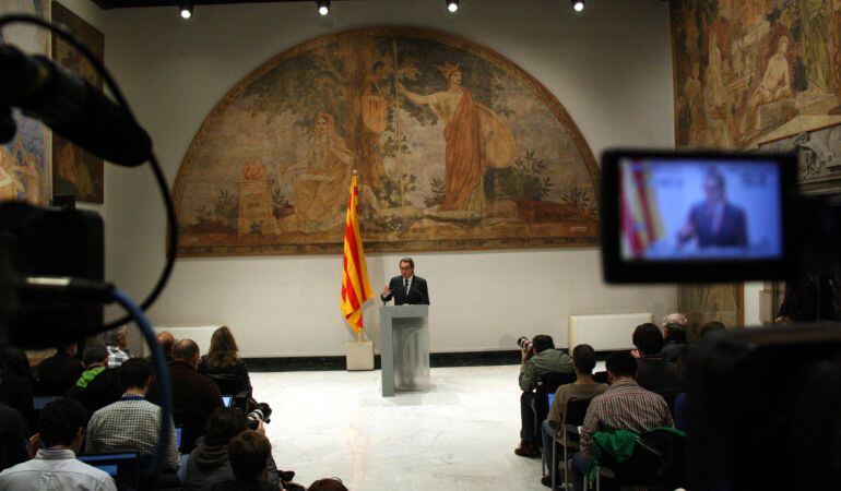 El presidente en funciones de la Generalitat, Artur Mas, durante la rueda de prensa en la que ha anunciado el acuerdo de investidura con la CUP.