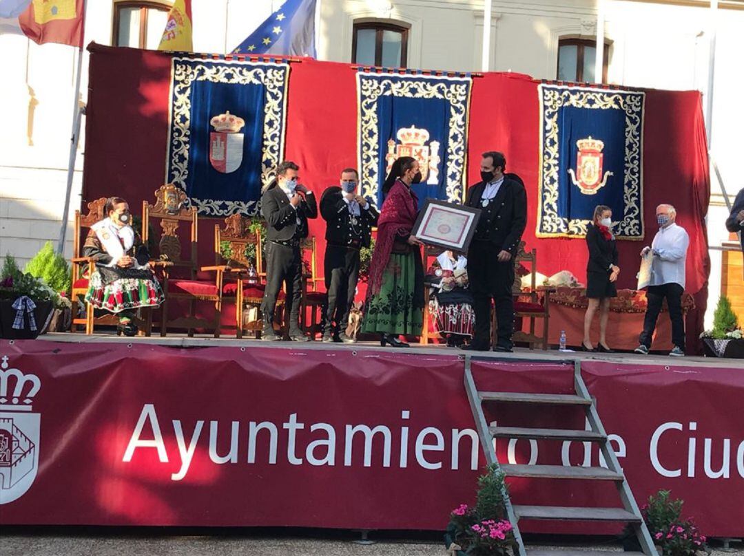 La alcaldesa ha hecho entrega al Pandorgo 2021 de una reproducción de la Carta Puebla