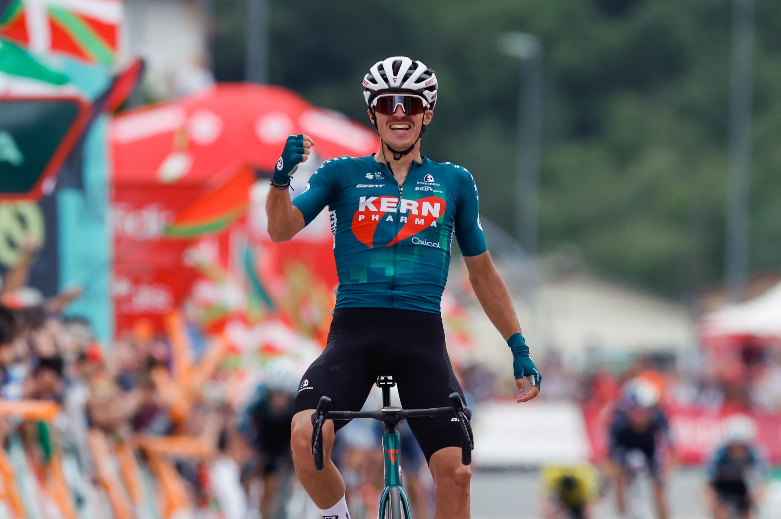 Urko Berrade celebra su victoria durante la decimoctava etapa de la Vuelta a España