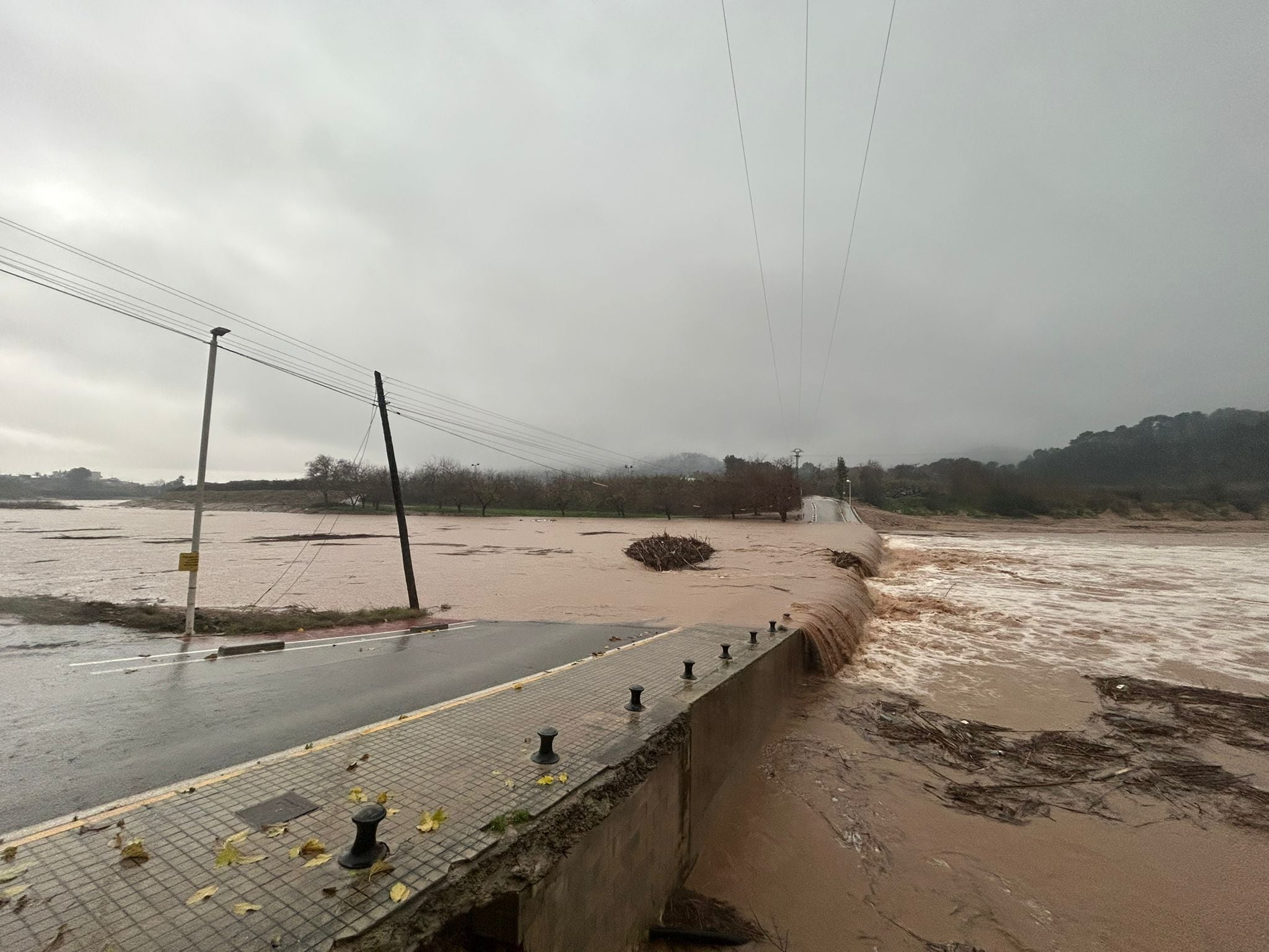 Las fuertes lluvias provocan el desbordamiento del río Albaida en la localidad de Manuel (Valencia)