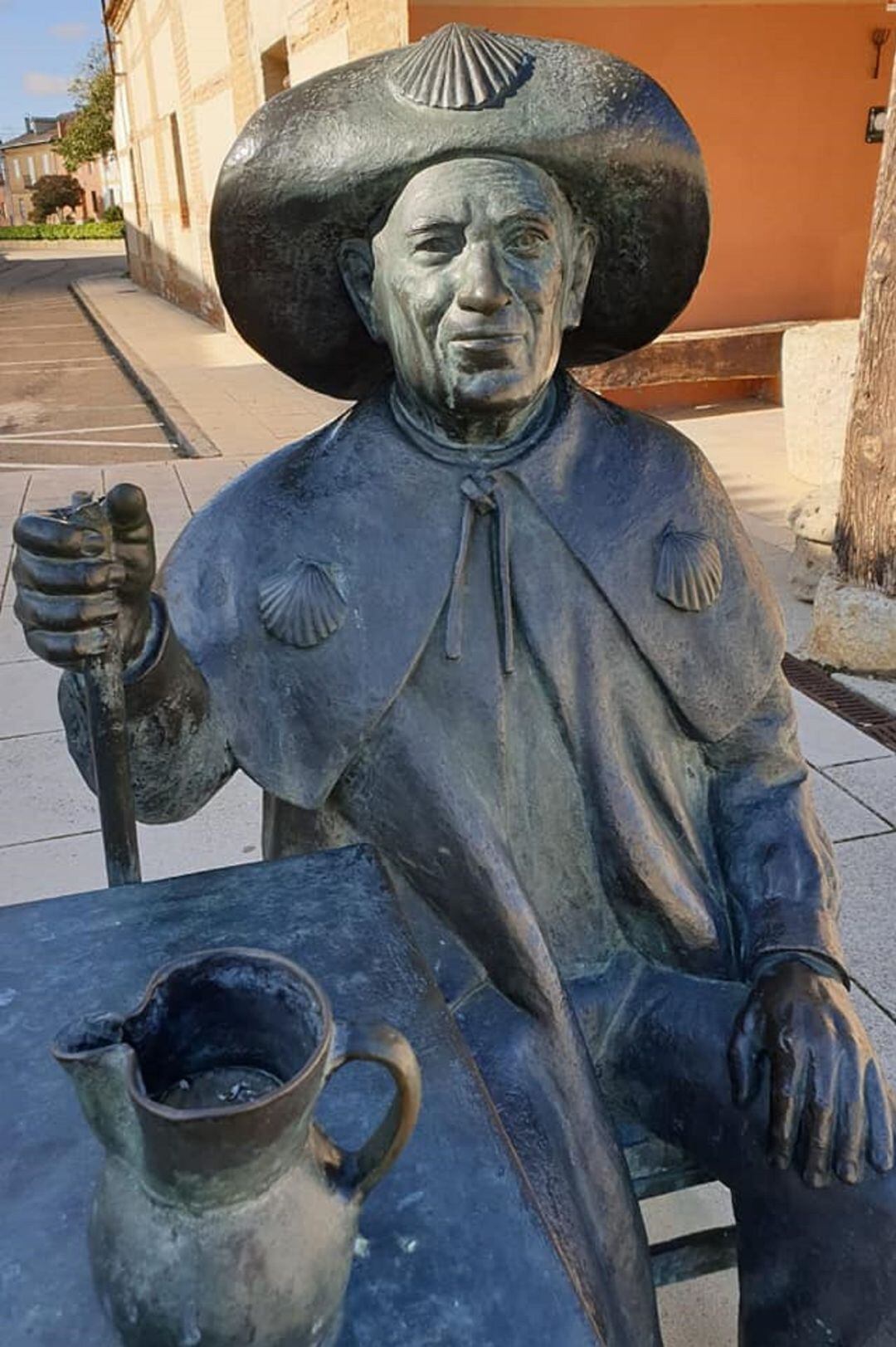 Dañan el monumento al Mesonero Mayor del Camino de Santiago en Villalcázar de Sirga (Palencia)