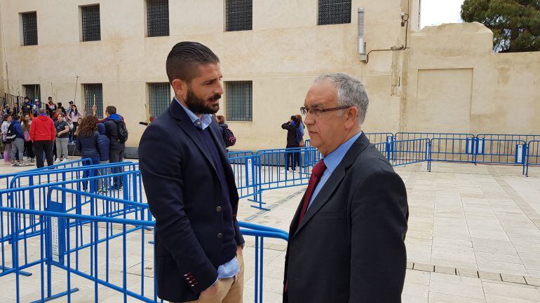 Quique Hermández y Javier Portilla en la puerta de la Santa Faz