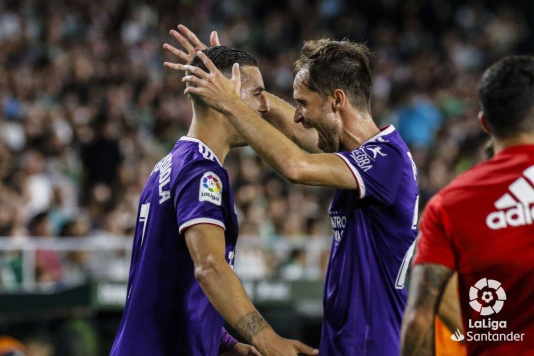 Guardiola y Míchel celebran el primer gol del Real Valladolid