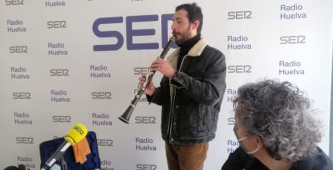 Los músicos onubenses Sergio Ramos (clarinete) y Cristobal Picón (guitarra) en directo en "Hoy por Hoy Huelva"
