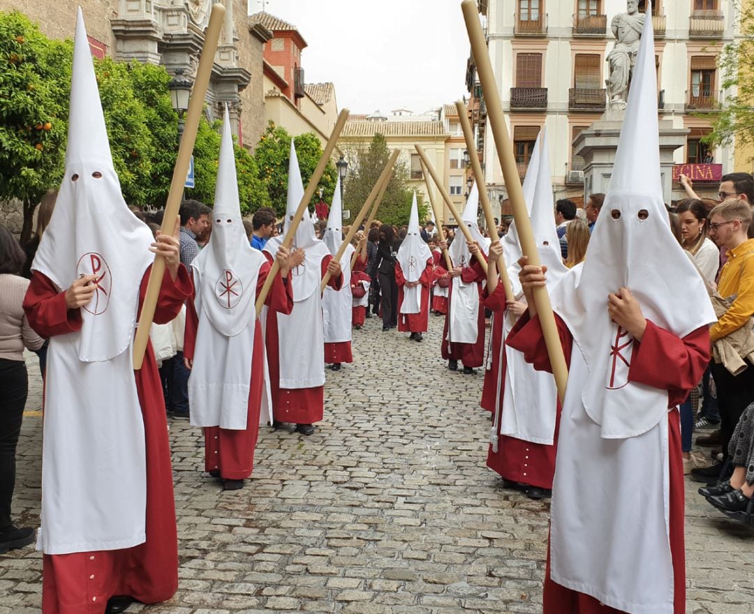 Cortejo de la estación de penitencia de la cofradía de Los Estudiantes de Granada en el Miércoles Santo de 2019