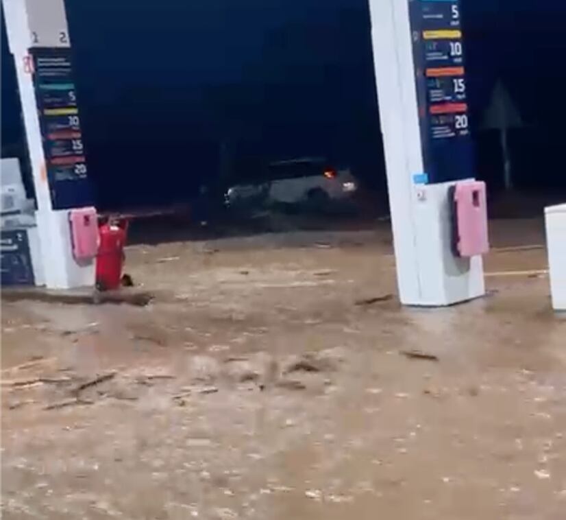 El agua arrasa una estación de servicio en Almodóvar del Río