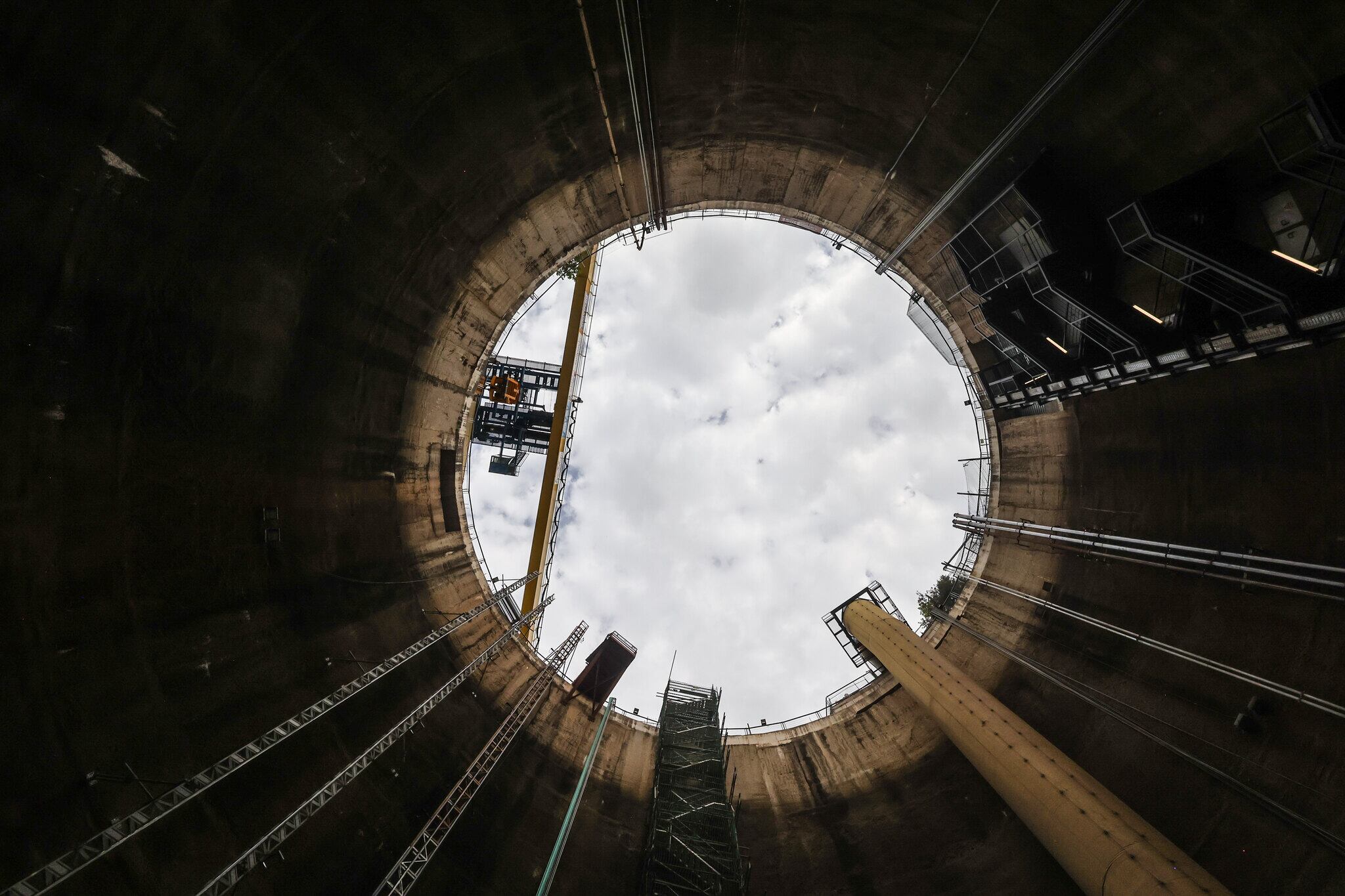 Vista des de l'interior del pou de la línia 9 al Camp Nou