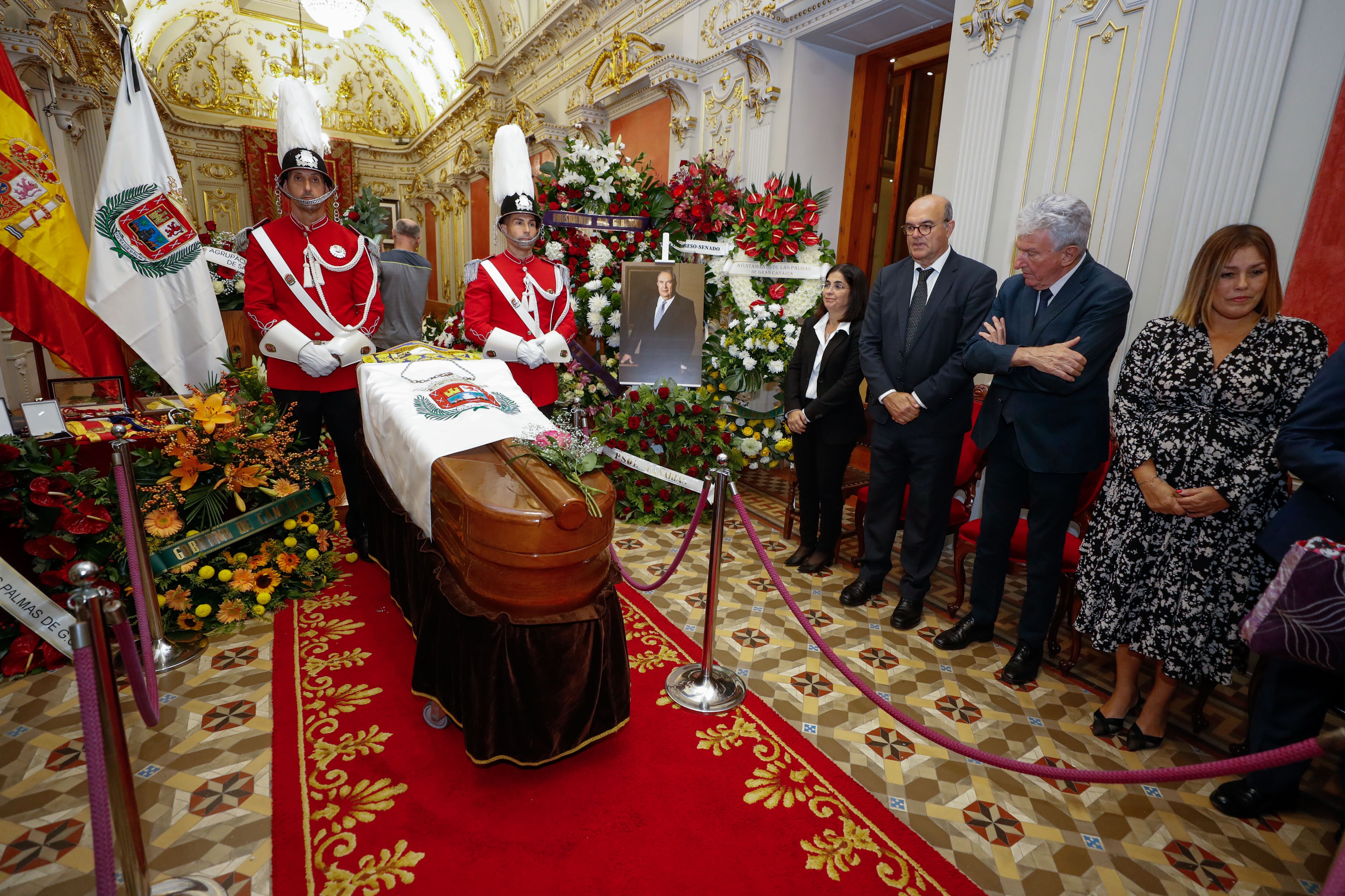 LAS PALMAS DE GRAN CANARIA, 21/11/2023.- La alcaldesa de Las Palmas de Gran Canaria, Carolina Darias (i), el delegado del Gobierno en Canarias, Anselmo Pestana (2i), y la presidenta del Parlamento, Astrid Pérez (d), en la capilla ardiente de Jerónimo Saavedra en las Casas Consistoriales de Las Palmas de Gran Canaria. EFE/ Elvira Urquijo A.
