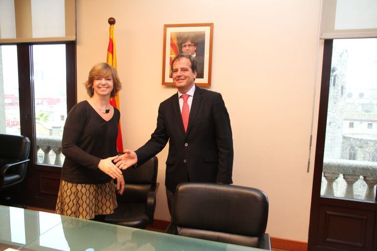 La consellera de governació, Meritxell Borràs i José Gaspar González Palenzuela, representant de la Sareb