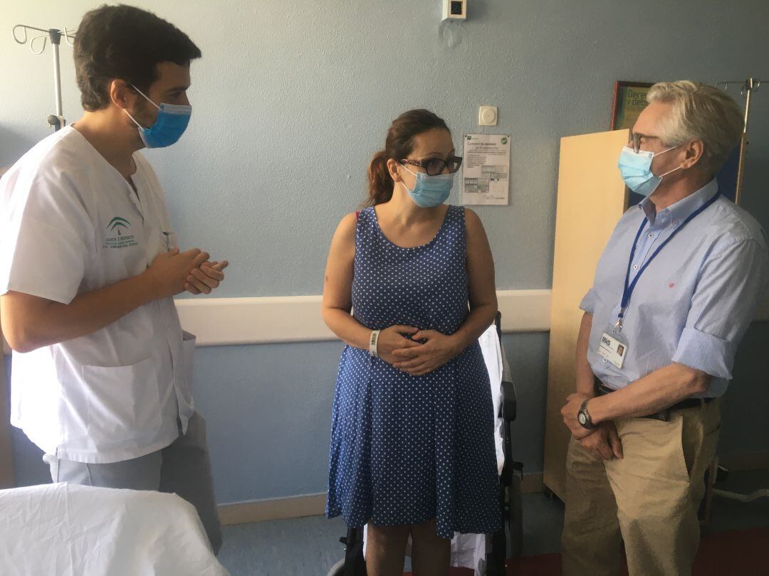 Oleksandra junto al Dr. Antiñolo y otro profesional sanitario