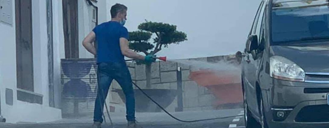 Un trabajador desinfecta las calles de Jimena.