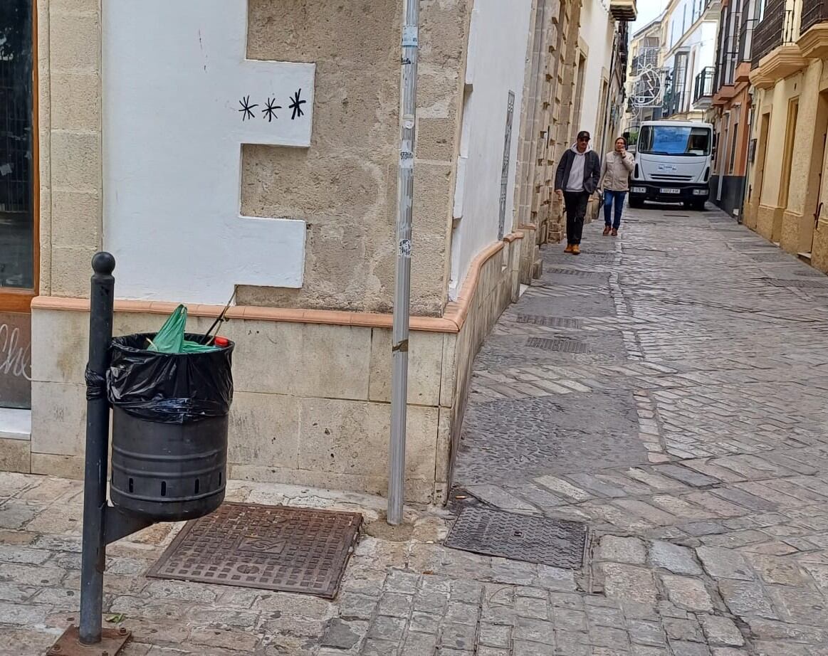 Una de las papeleras del centro de Jerez