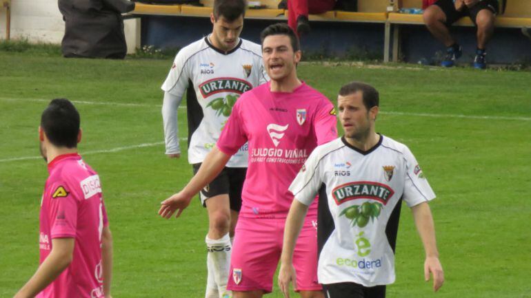 Catú, en el centro, no seguirá en el Compos