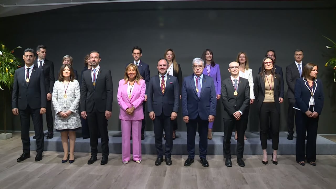 Foto de família del nou gabinet ministerial i altres alts càrrecs del Govern.