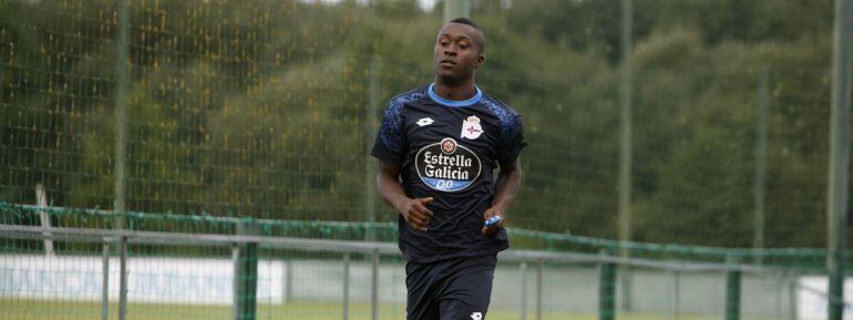 El internacional colombiano Marlos Moreno, durante su primer entrenamiento con el Deportivo, club al que llega cedido por el Manchester City inglés. 