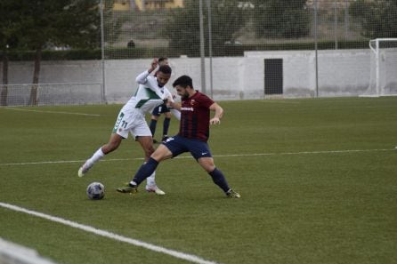 Mario Uclés pelea un balón