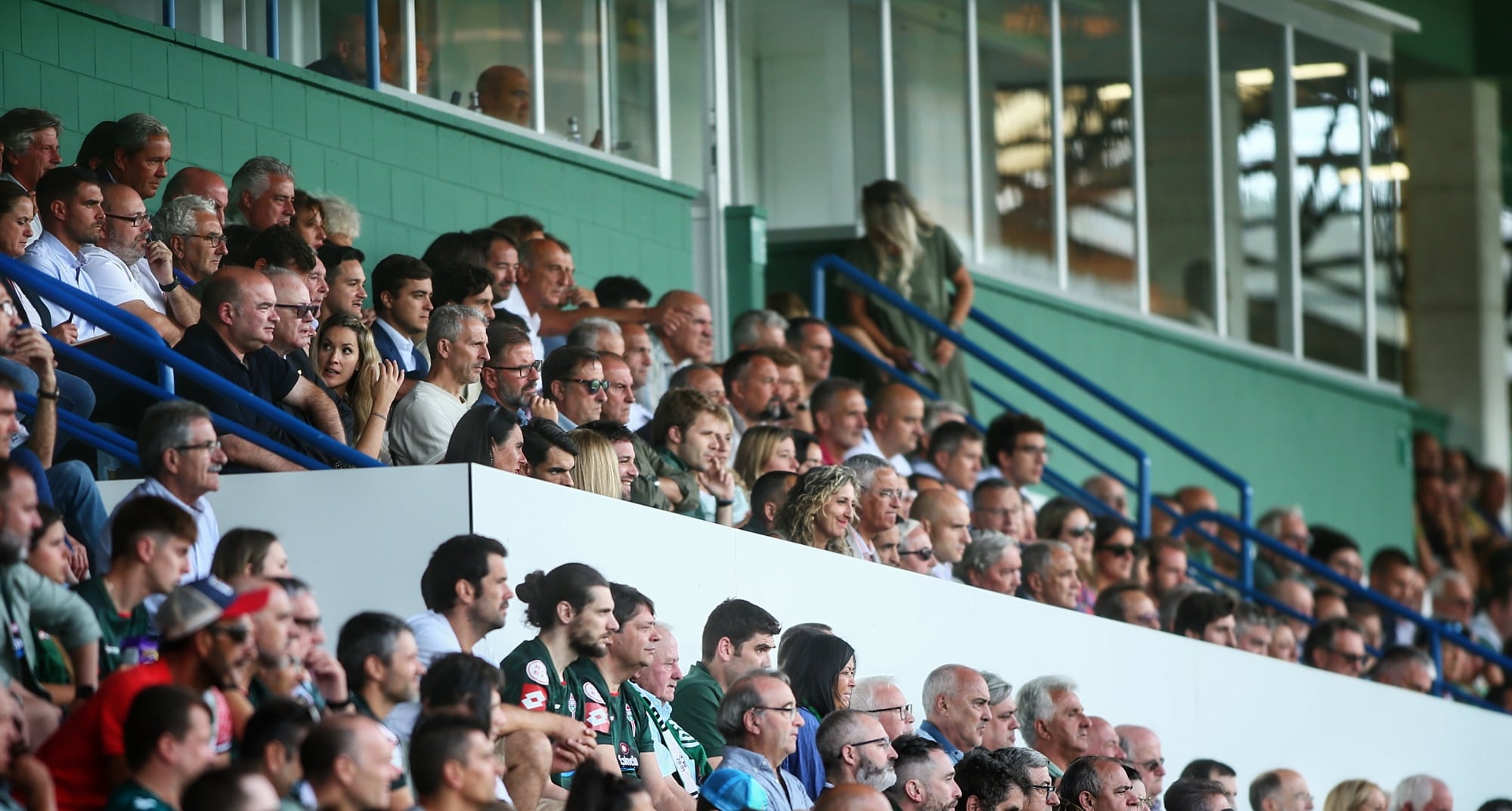 Palco del estadio de A Malata durante el Racing-Sporting de Gijón (foto: Mero Barral / Cadena SER)