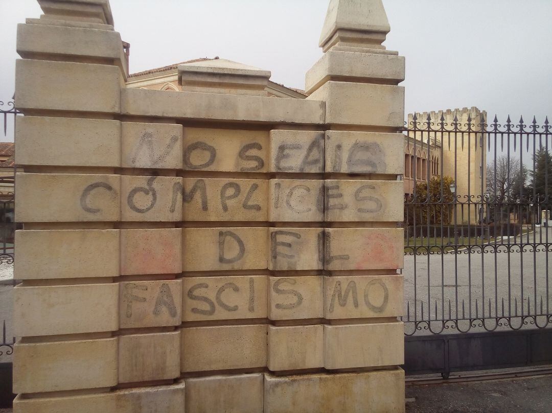 Pintada en la puerta de acceso del Hotel Cándido