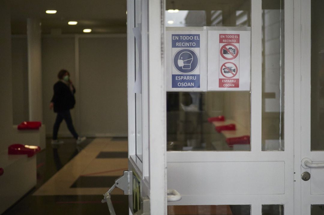 Indicaciones de salud en un espacio de Refena donde profesionales sociosanitarios han recibido la vacuna contra la COVID-19, en Pamplona, Navarra