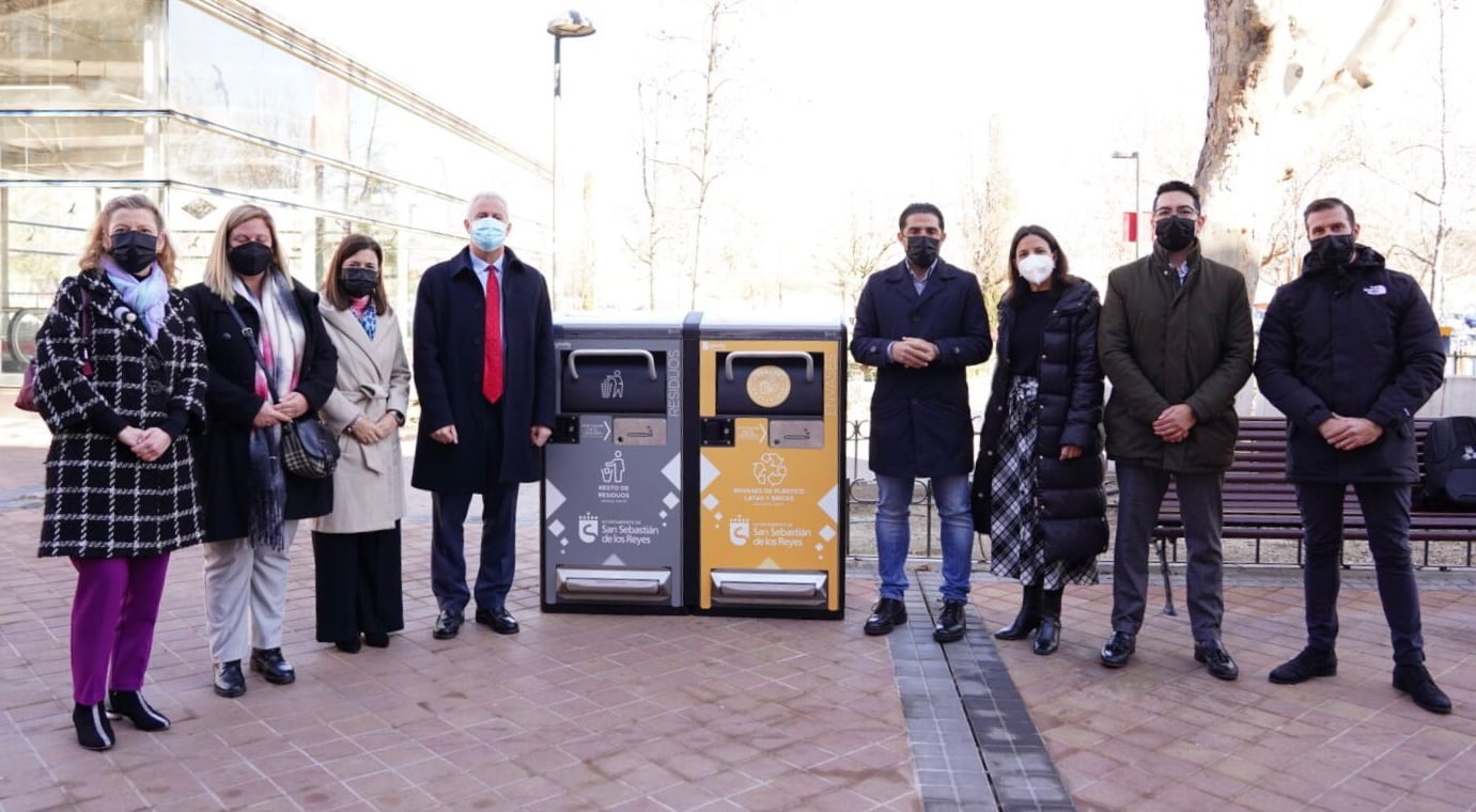 El gobierno municipal ha visitado uno de los puntos de San Sebastián de los Reyes donde se han instalado en un programa piloto papeleras solares inteligentes