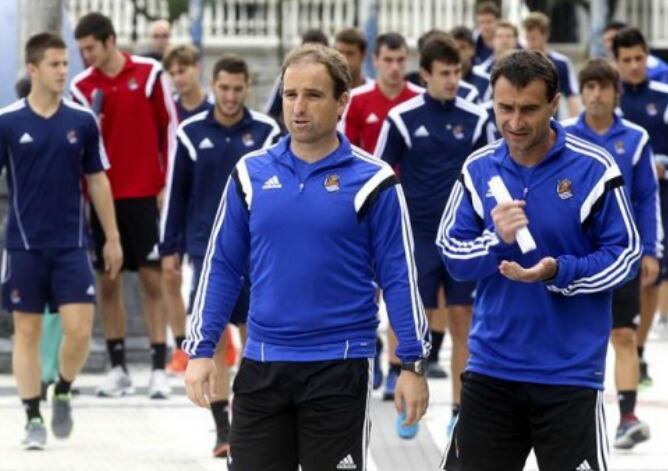Jagoba Arrasate conversa con el preparador físico de la primera plantilla, Karla Larburu, durante un momento de esta pretemporada.