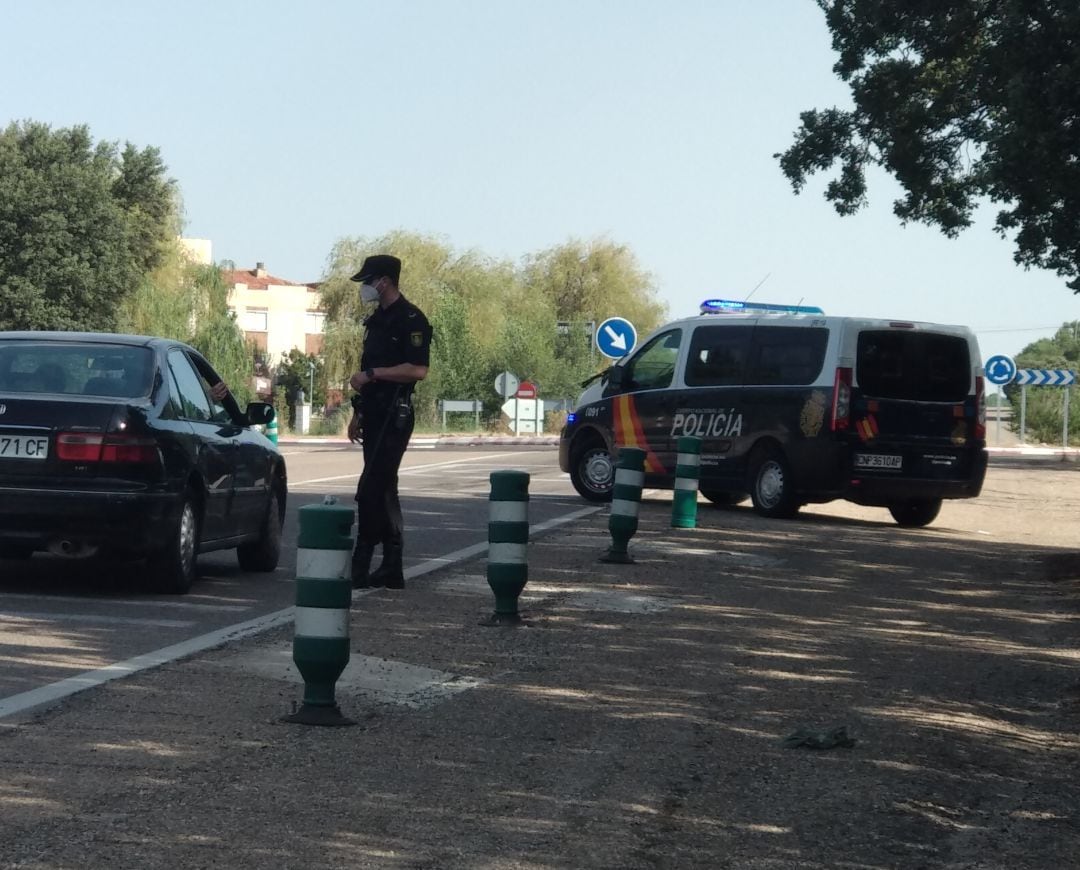 Imagen de un congtrol policial de una de las salidas de Aranda durante el confinamiento de agosto