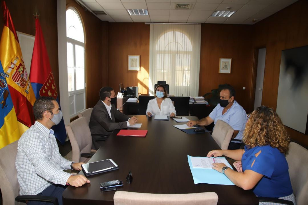 Un momento de la reunión entre Cabildo de Lanzarote y Ayuntamiento de Yaiza.