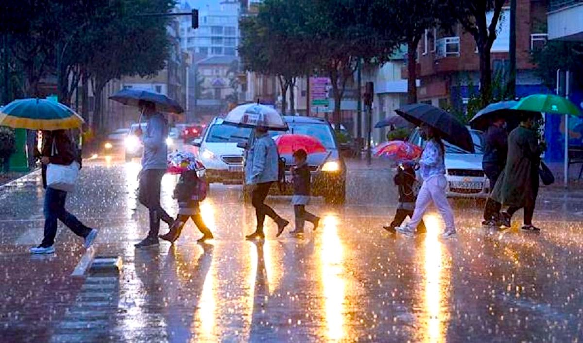 Traseúntes bajo la lluvia