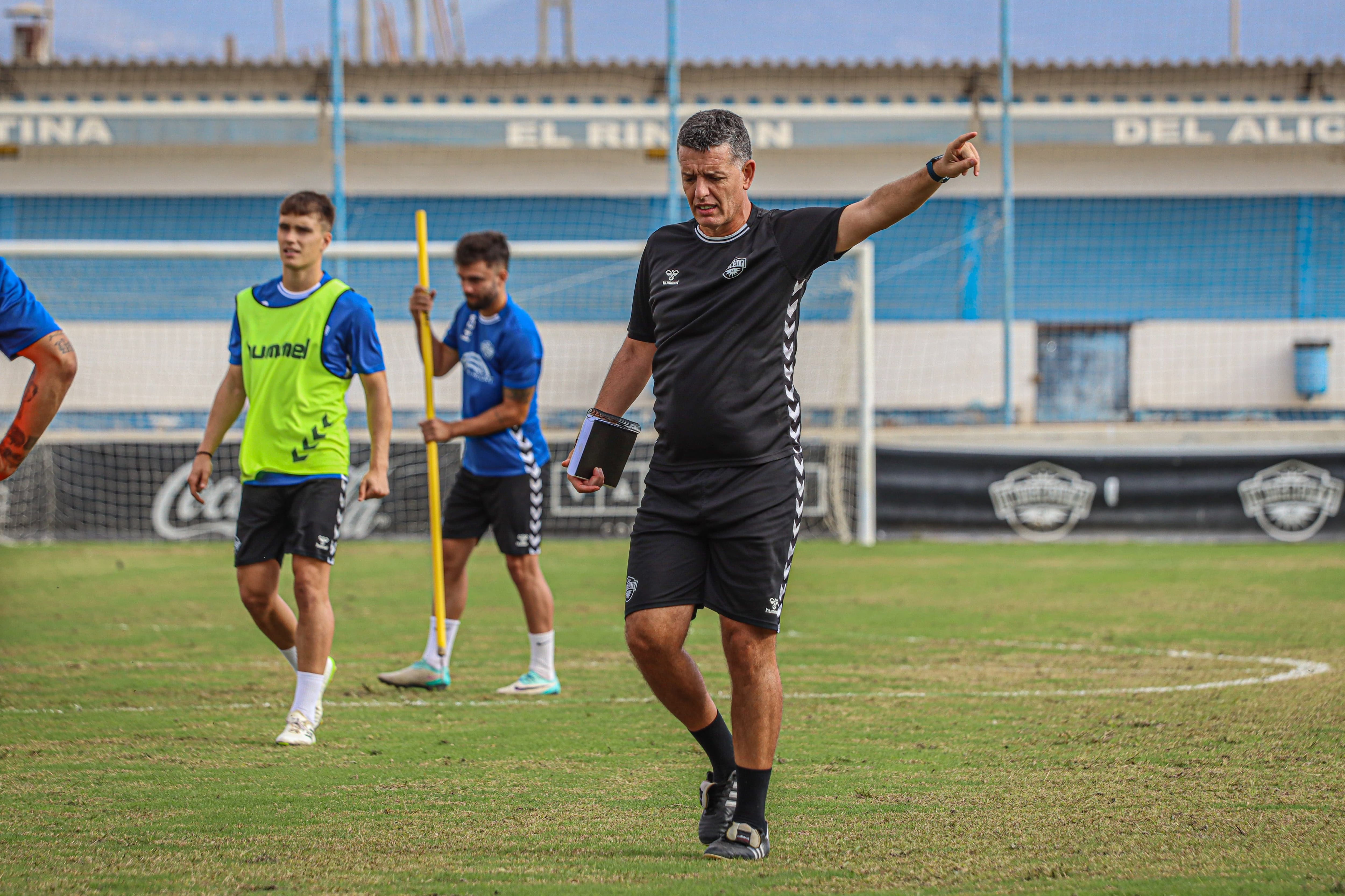 El entrenador del Intercity, Alejandro Sandroni, dirige la sesión de entrenamiento en el Antonio Solana