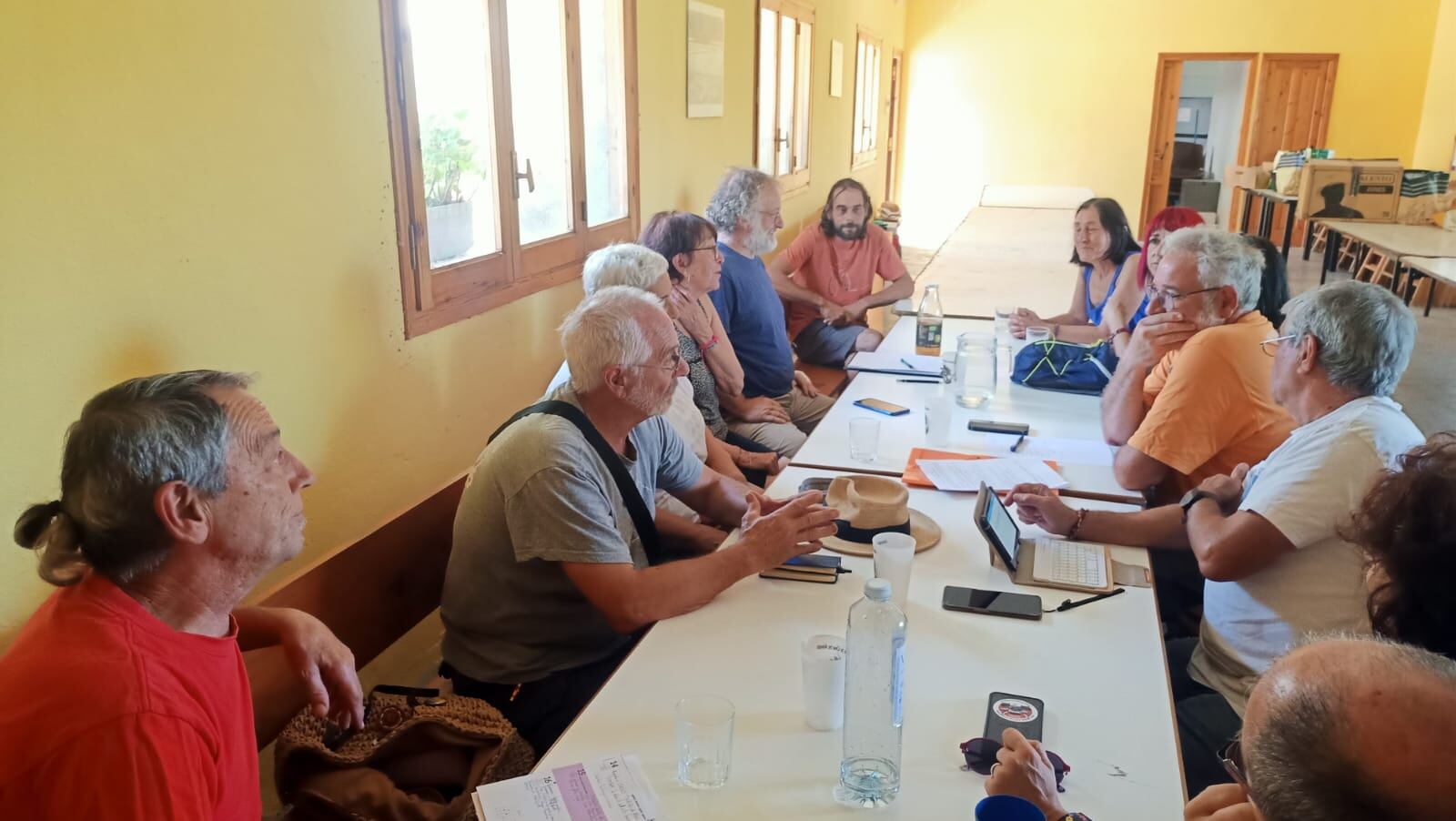 Vecinos de La Guarguera en una reunión de la asociación &quot;Guarguera viva&quot;, con la que llevan años reivindicando mejora en los servicios básicos