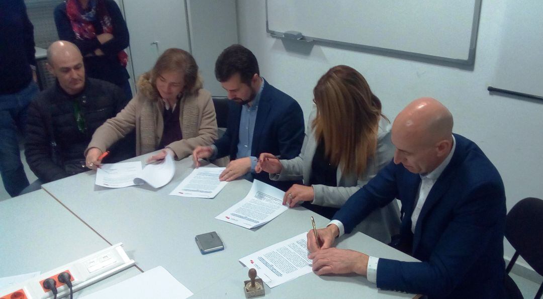 Momento de la firma del acuerdo entre el PSOE y las ampas