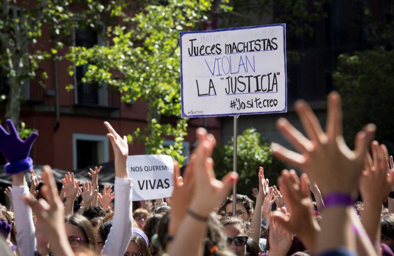 Concentración feminista contra el fallo judicial de La Manada en la Puerta del Sol, coincidiendo con el acto conmemorativo de la Fiesta del 2 de Mayo