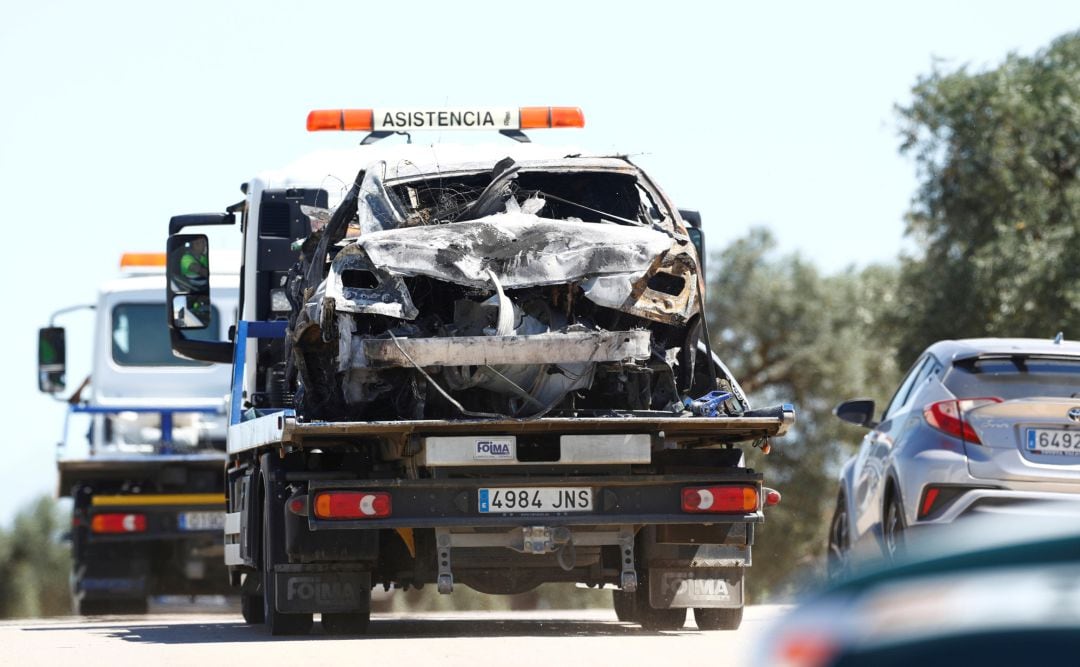 La grúa retira el vehículo de José Antonio Reyes tras el accidente