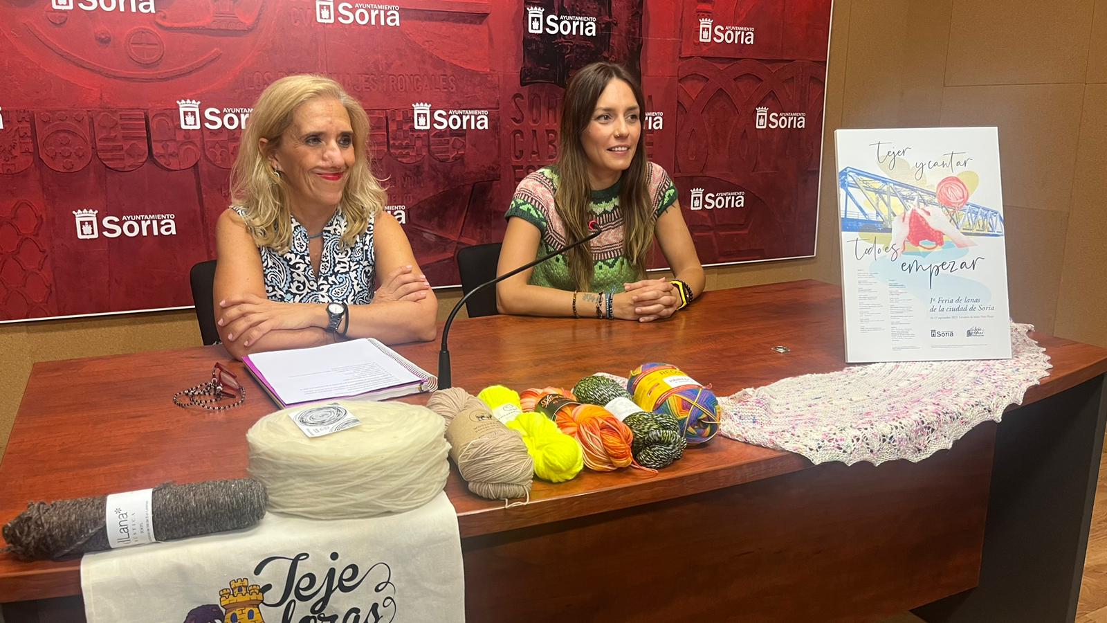 Presentación de la Feria de Lanas de Soria, con Teresa Valdenebro (i) y Miriam Martínez (d).