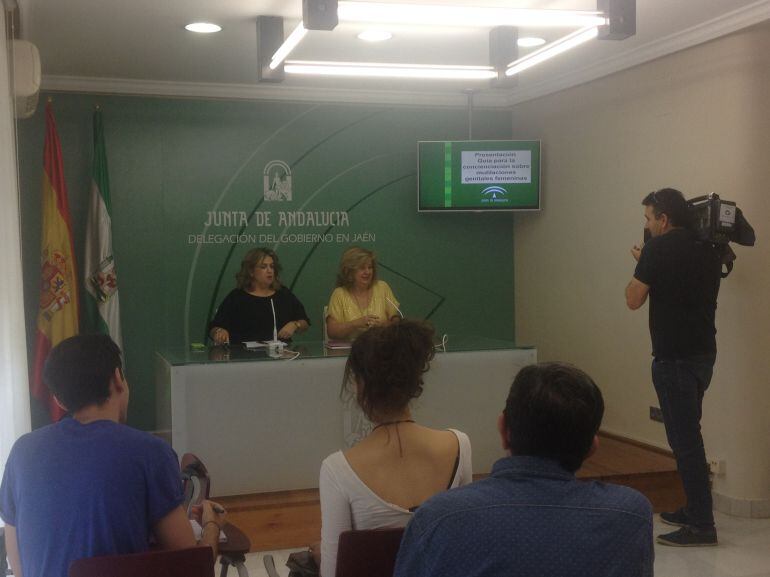 La coordinadora provincial del IAM, Beatriz Martín, y la delegada de salud, Teresa Vega, durante la presentación de la guía