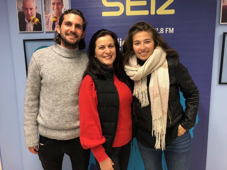 La directora y dos integrantes de Manava Producciones