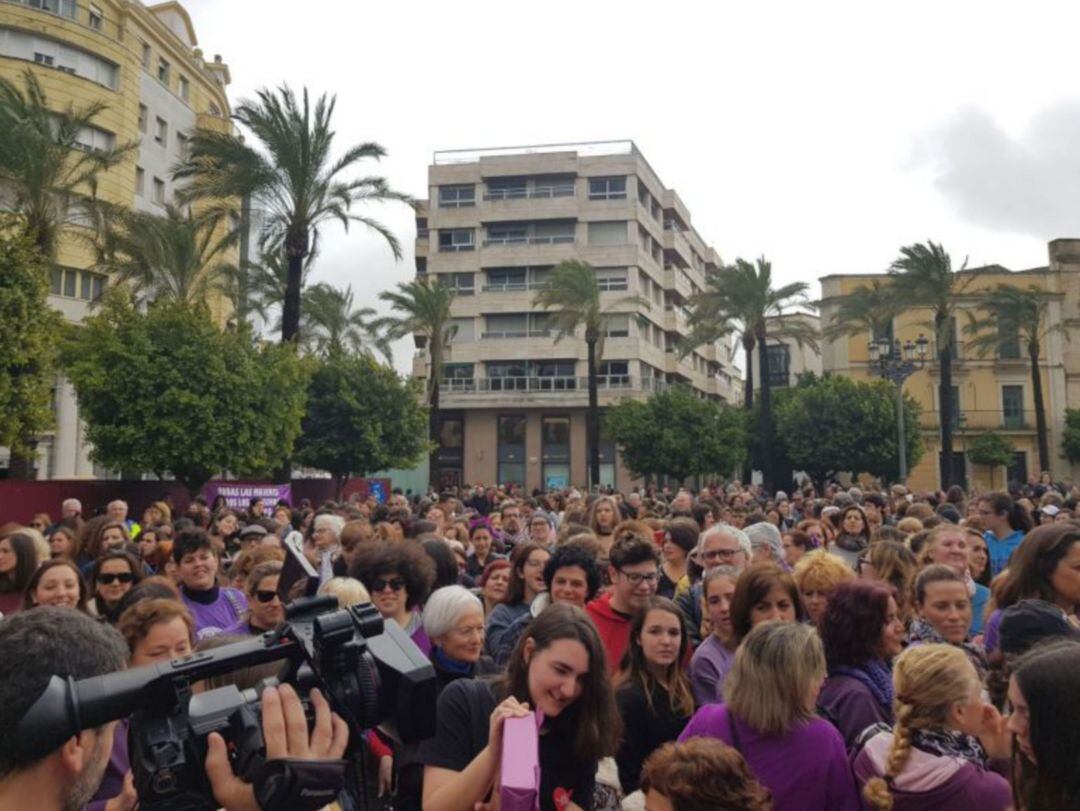 Mujeres concentradas en la plaza del Arenal de Jerez