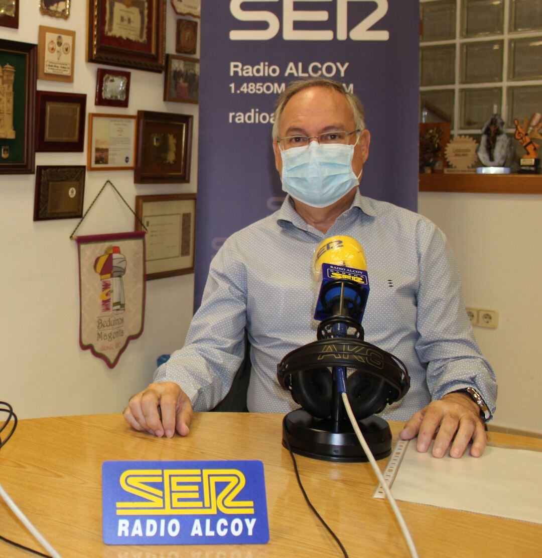 Enrique Barbeito, en una imagen de archivo en el estudio central de Radio Alcoy