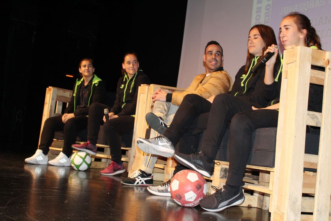 Encuentro sobre el papel de la mujer en el deporte celebrado en Pinos Puente (Granada)