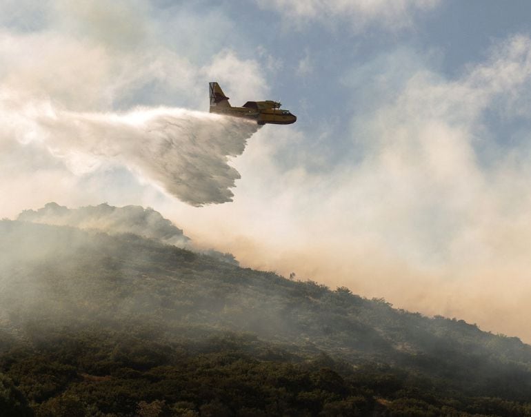 Un avión de extinción en el incendio de Oseira