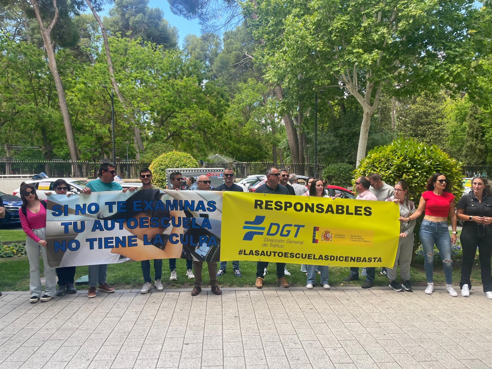 Las autoescuelas de Albacete se manifiestan frente a la Subdelegación del Gobierno en la capital