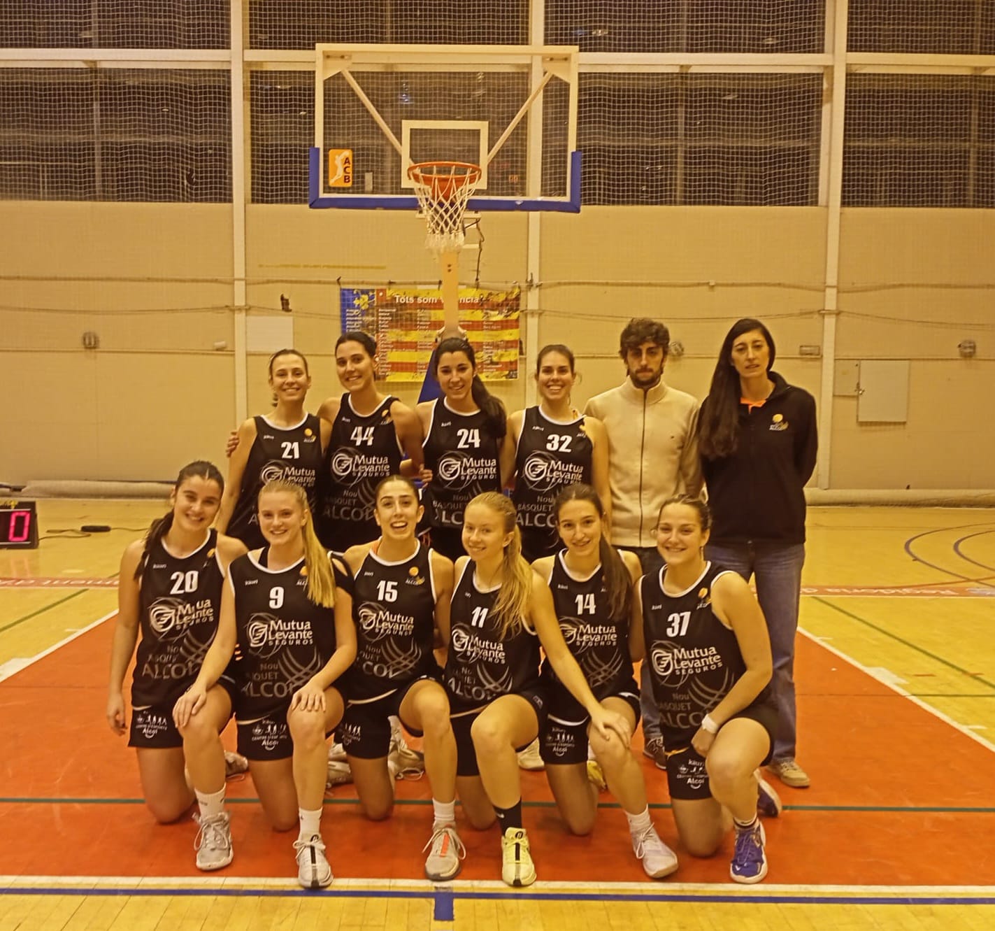 Equipo femenino del Nou Bàsquet Alcoi