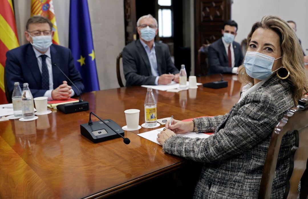 El president de la Generalitat, Ximo Puig (i), , el alcalde de Valencia, Joan Ribó (c) y la ministra de Transportes, Movilidad y Agenda Urbana, Raquel Sánchez Jiménez (d), durante la reunión del 27 de octubre de 2021 en Valencia con motivo de la presentación de los estudios informativos sobre el eje pasante norte-sur de la Red Arterial Ferroviaria de Valencia Línea de Alta Velocidad Valencia-Castellón.